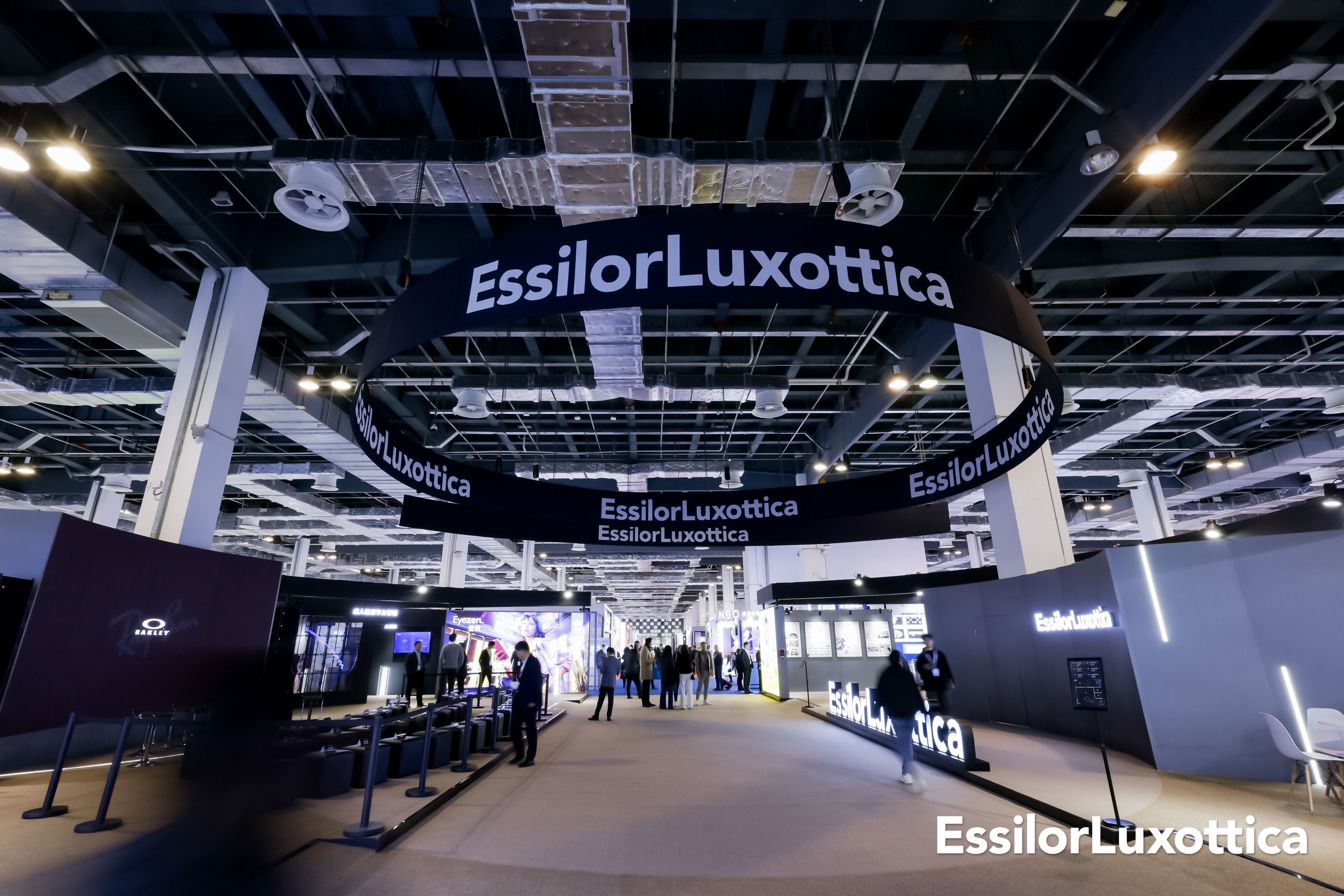 上海展臺(tái)設(shè)計(jì)搭建 | 依視路陸遜梯卡多項(xiàng)創(chuàng)新成果亮相上海眼鏡展