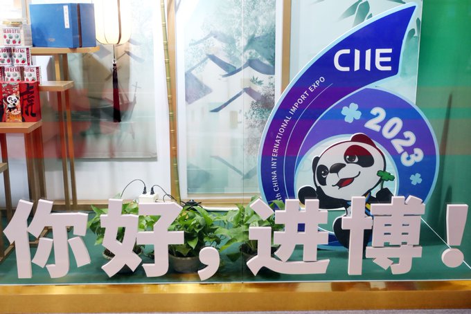 細節(jié)決定成?。荷逝c燈光在CIIE展位設(shè)計搭建中的巧妙運用